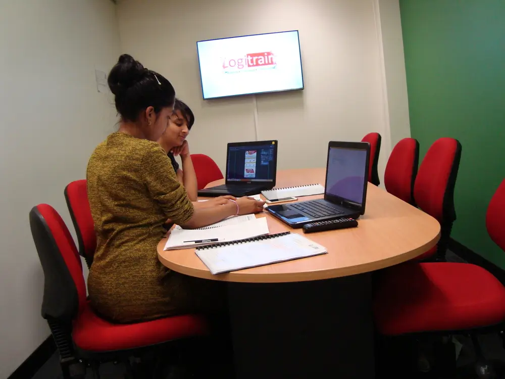 6_Nov_2_1000x750 Students learning together in a Melbourne IT training session